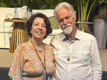 Monica Martins com Prageet Harris